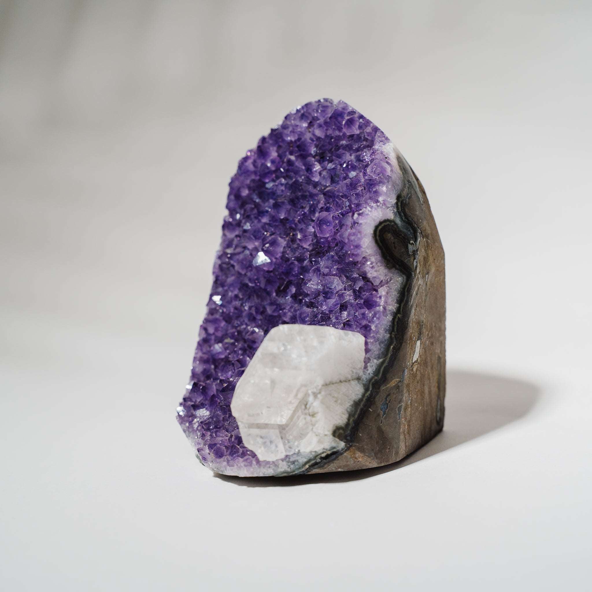 Amethyst Druse AGB300 mit Calcit