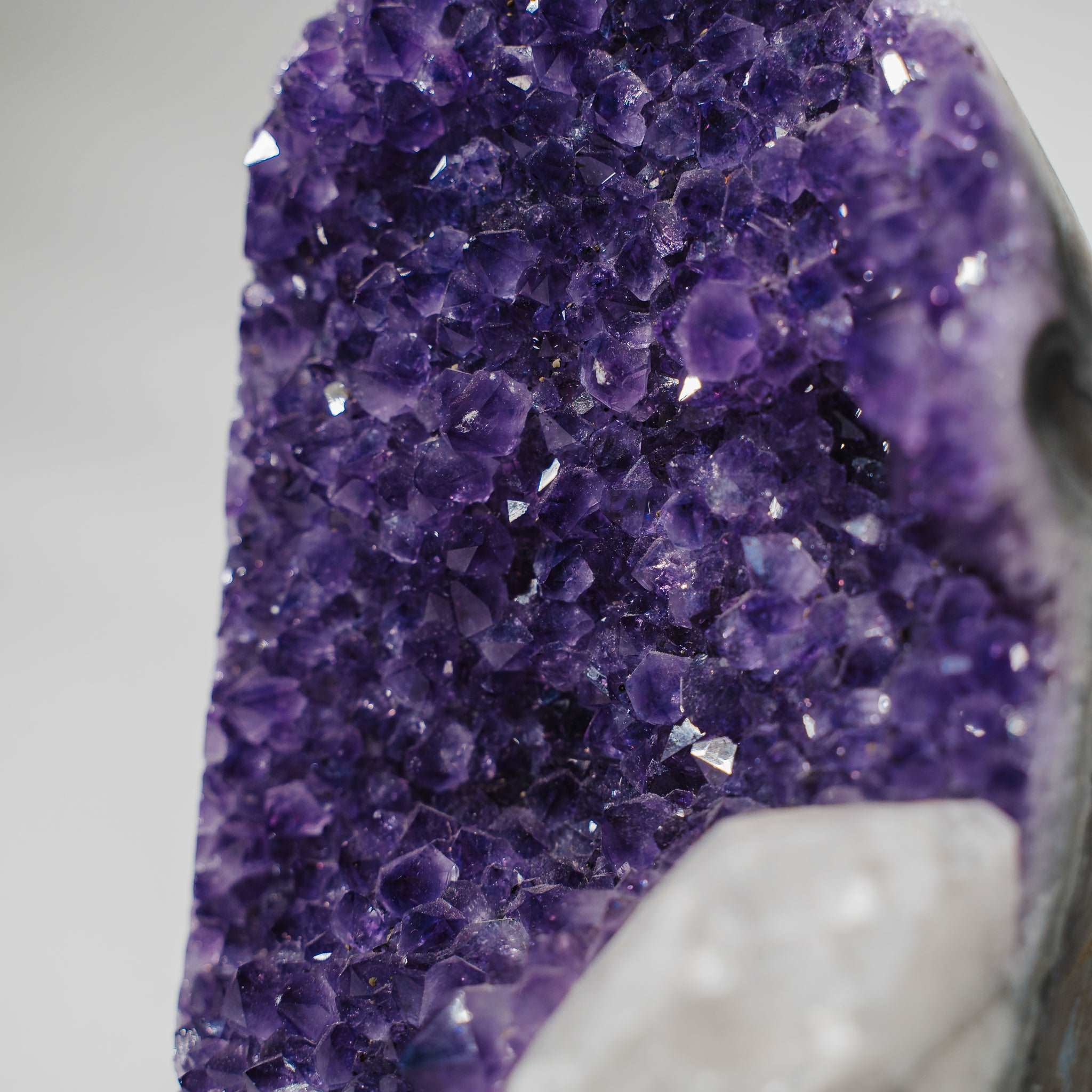 Amethyst Druse AGB300 mit Calcit