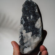 Schwarzes Chalcedon x Apophyllit 137C