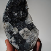 Schwarzes Chalcedon x Apophyllit 137C
