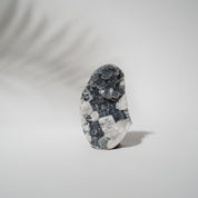 Schwarzes Chalcedon x Apophyllit 137C