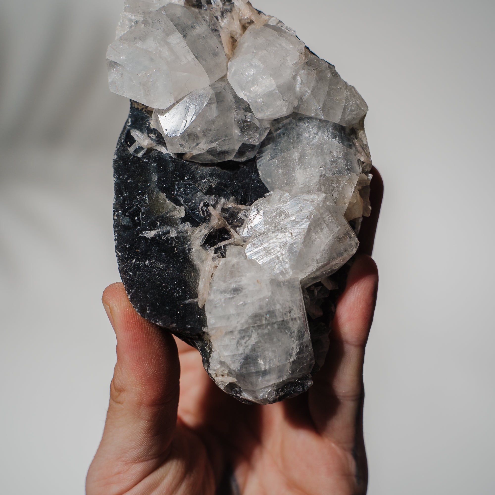 Schwarzes Chalcedon x Apophyllit 139C