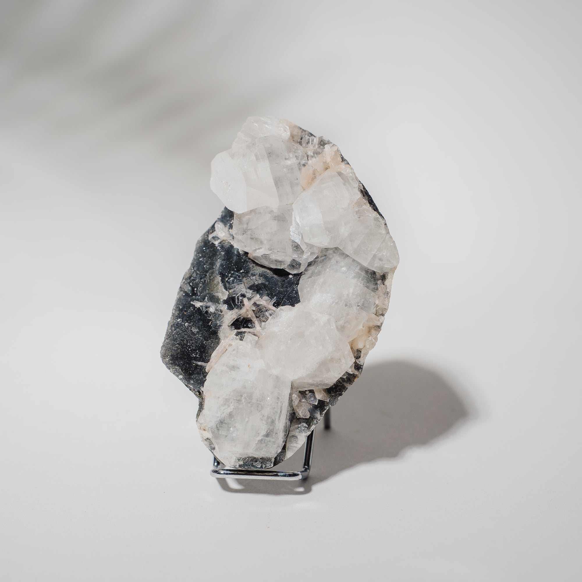 Schwarzes Chalcedon x Apophyllit 139C