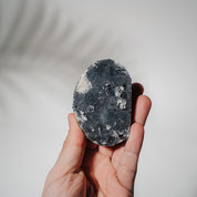 Schwarzes Chalcedon x Apophyllit 53C