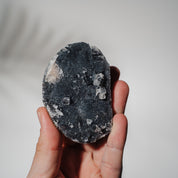 Schwarzes Chalcedon x Apophyllit 53C