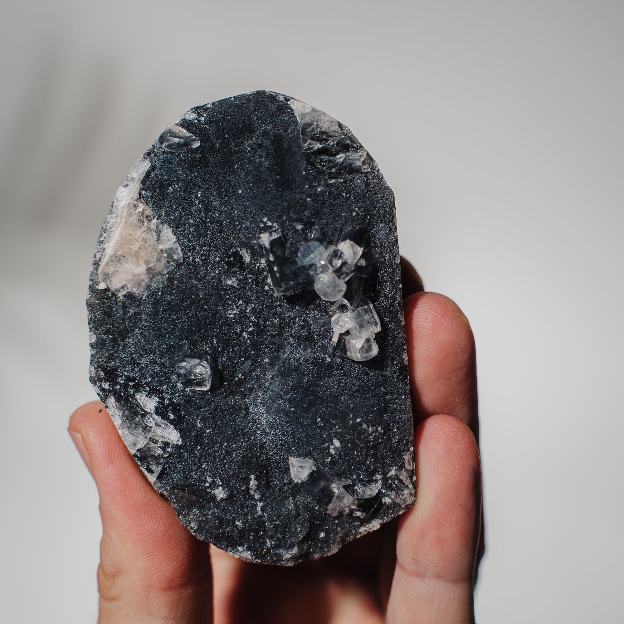 Schwarzes Chalcedon x Apophyllit 53C