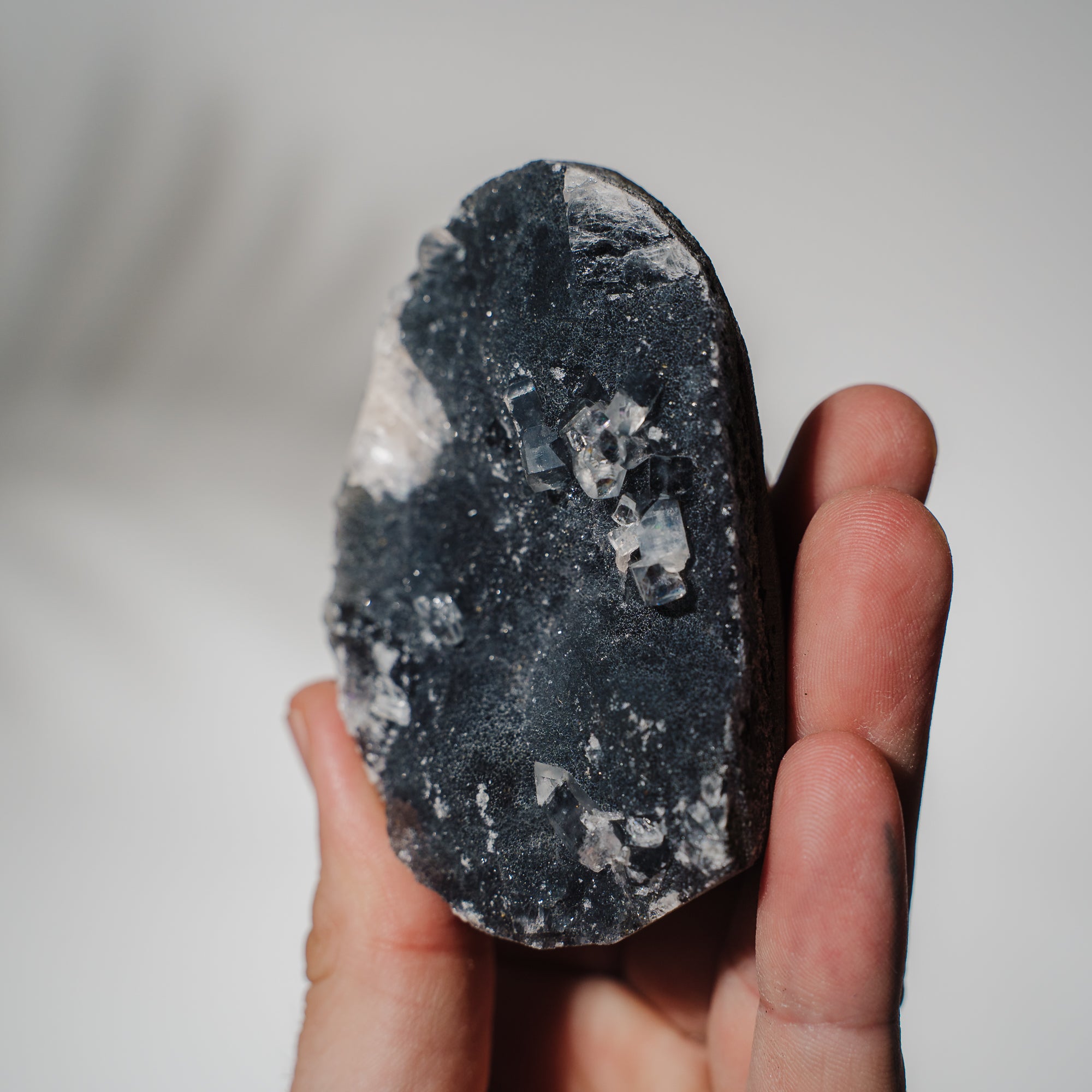 Schwarzes Chalcedon x Apophyllit 53C