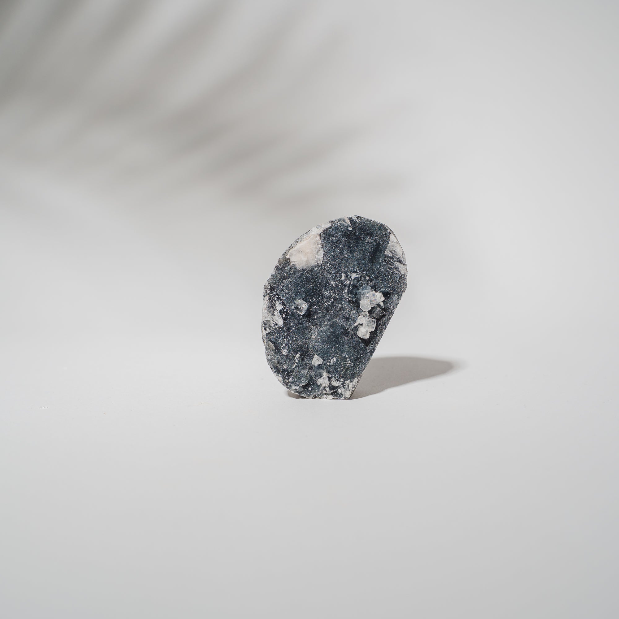 Schwarzes Chalcedon x Apophyllit 53C