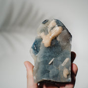 Blauer Chalcedon x Apophyllit Stufe 82BC
