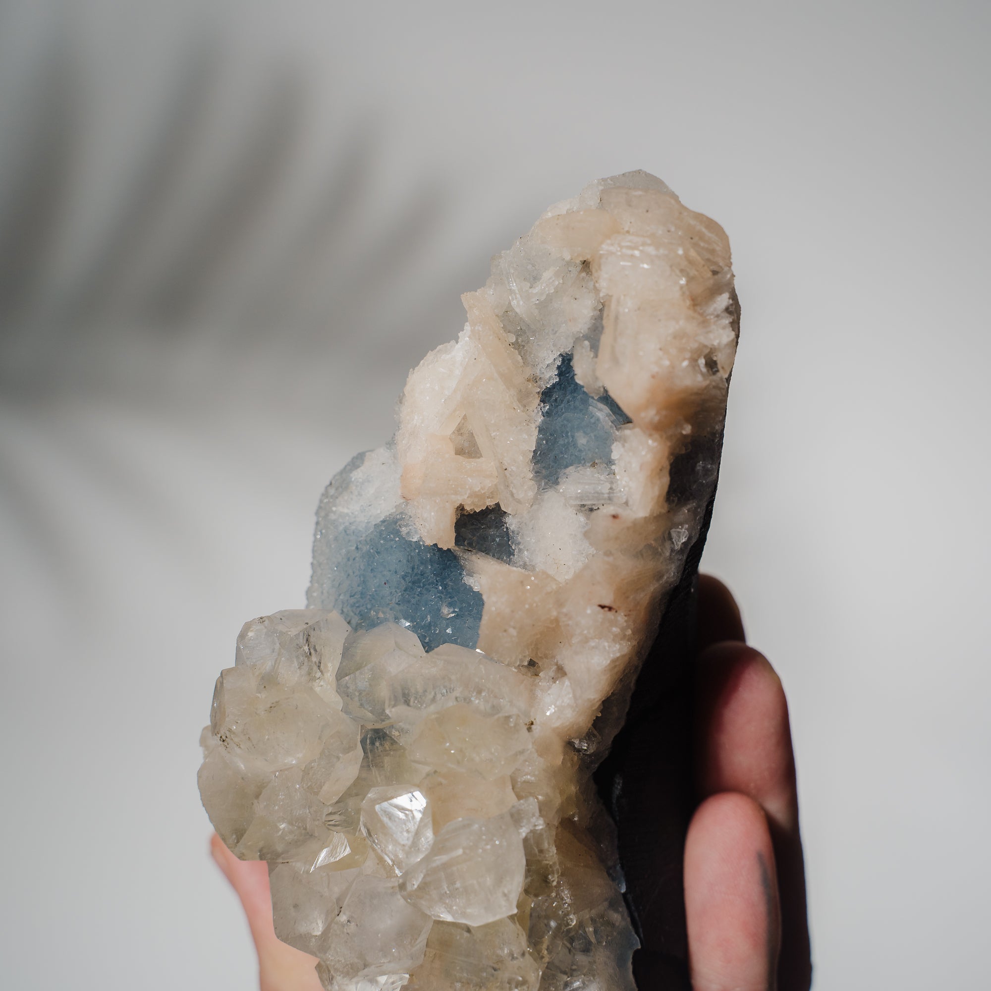 Blauer Chalcedon x Apophyllit Stufe 102BC