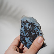 Blauer Chalcedon x Apophyllit Stufe 103BC