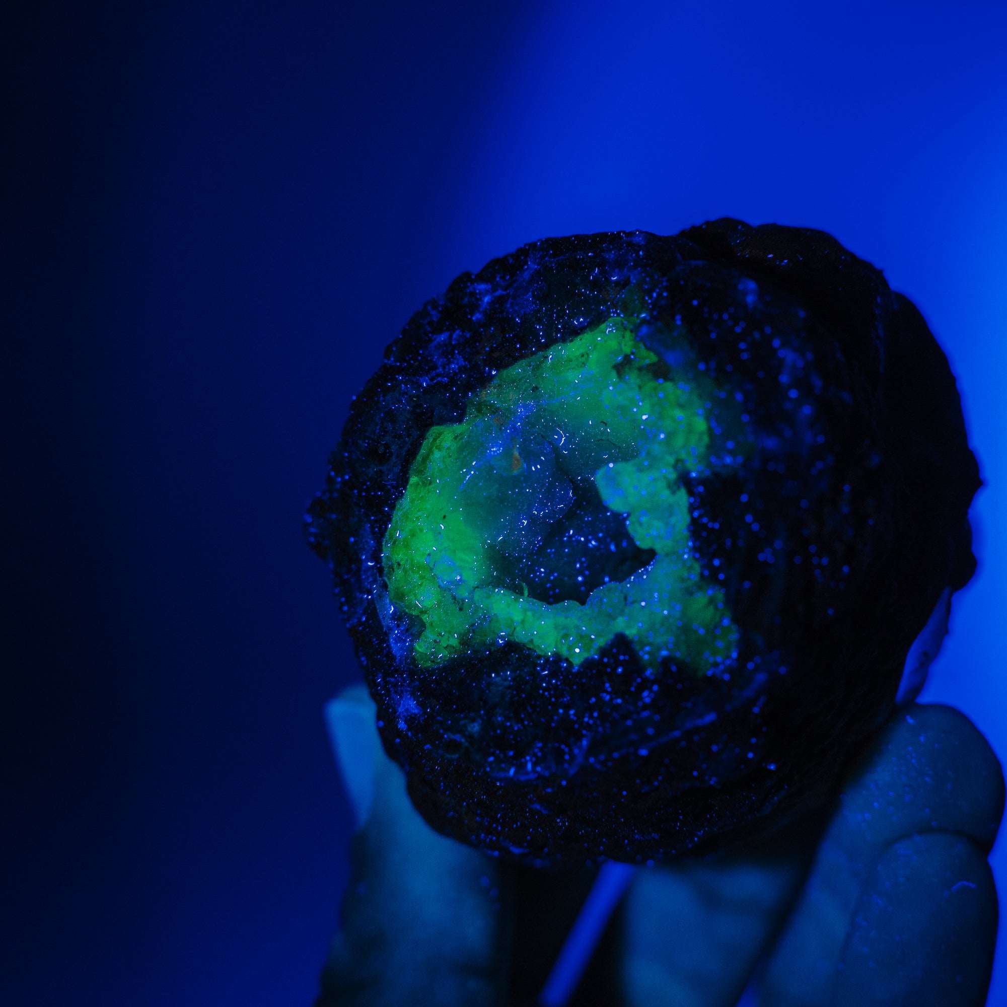 Hyalit Opal Geode 39H